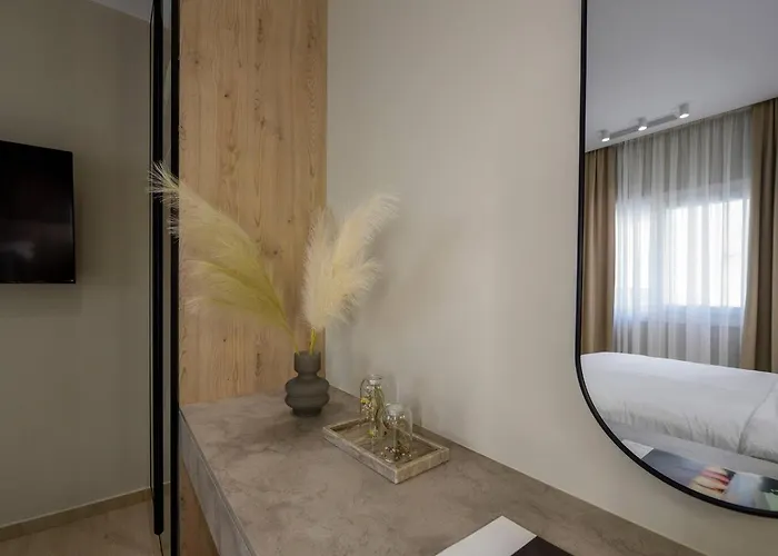 Aristotelian Virtues - Elpida Appartement *